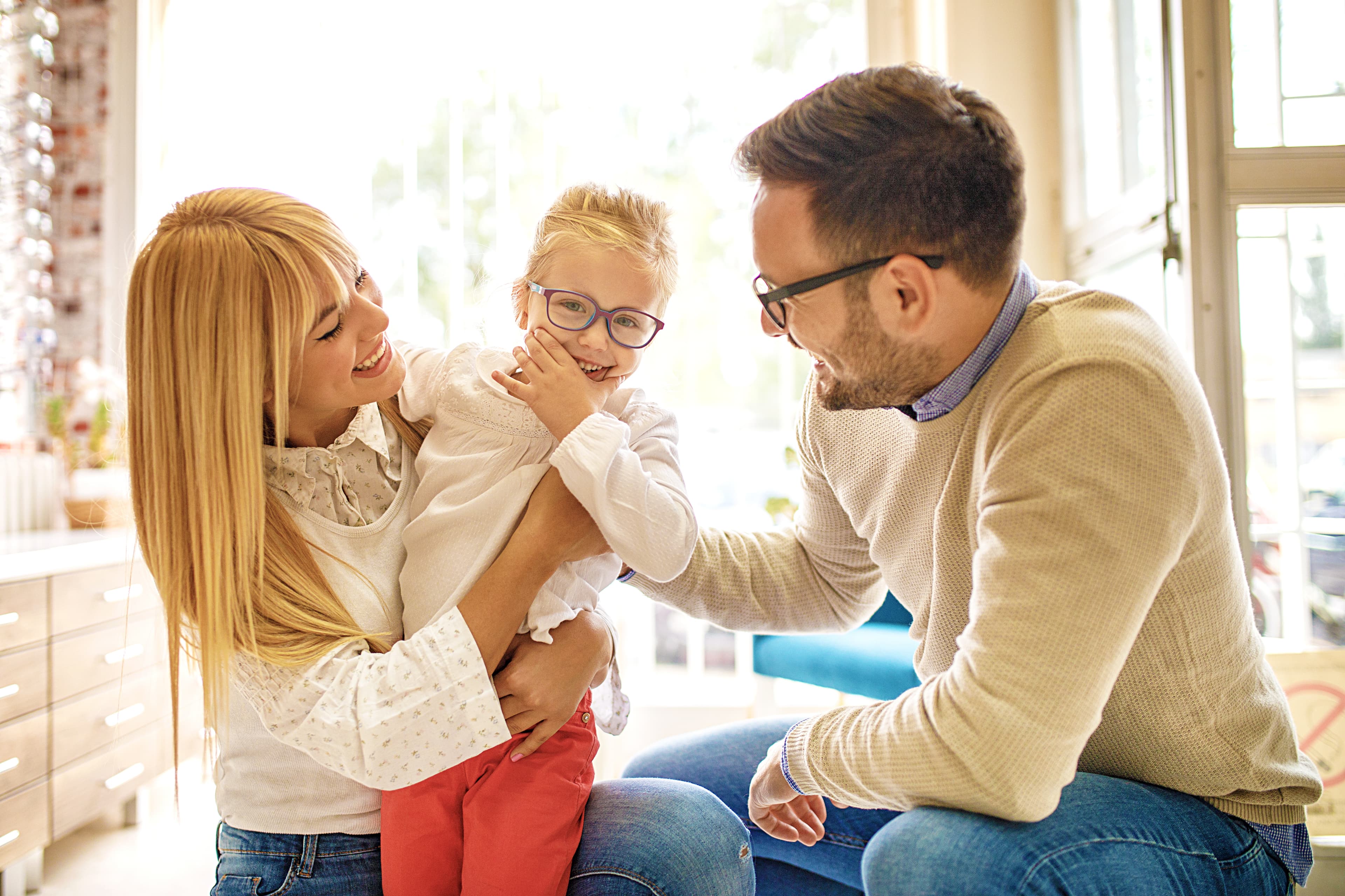 Diapositiva mostrando personas disfrutando su vida al ver bien con lentes