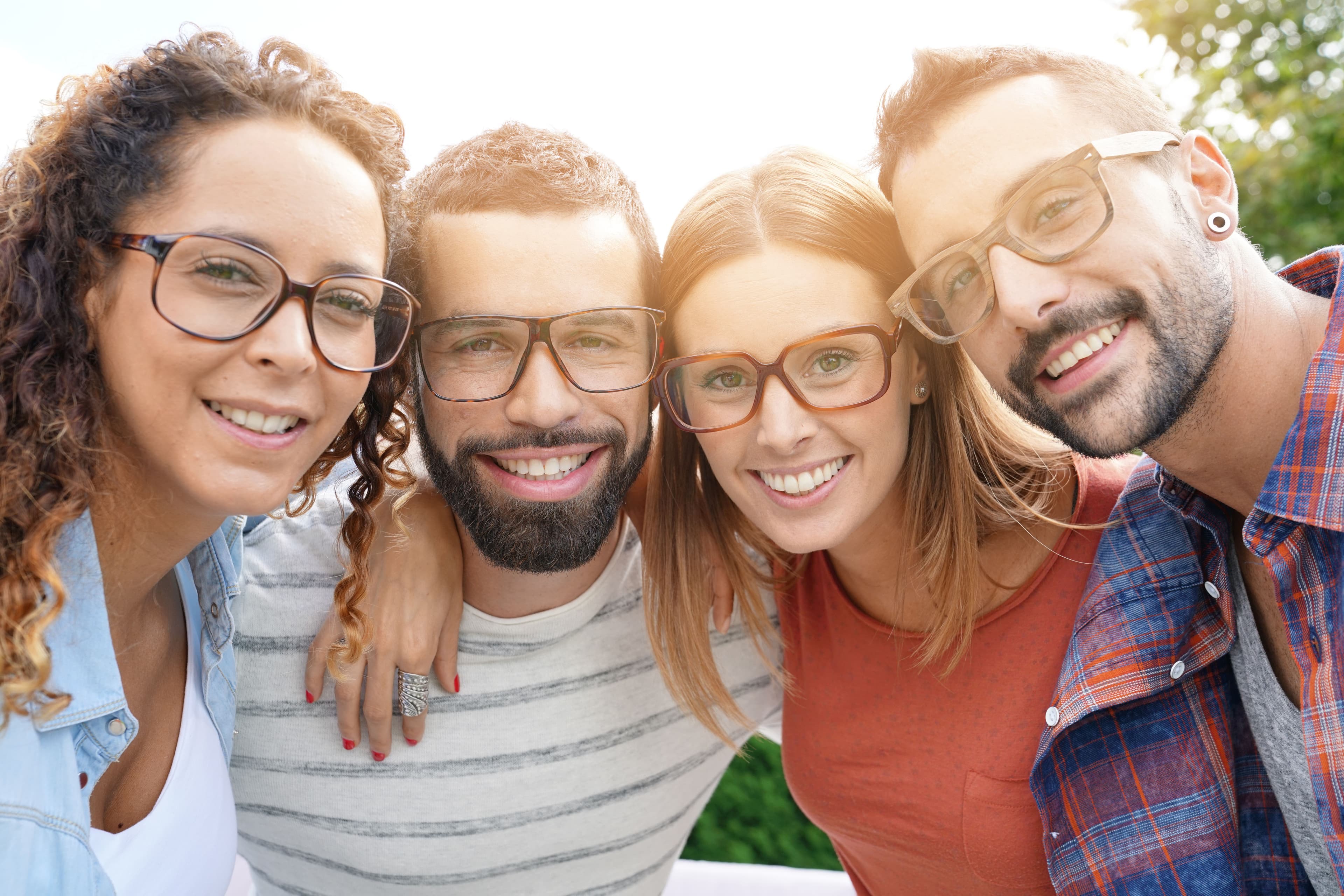 Diapositiva mostrando personas disfrutando su vida al ver bien con lentes