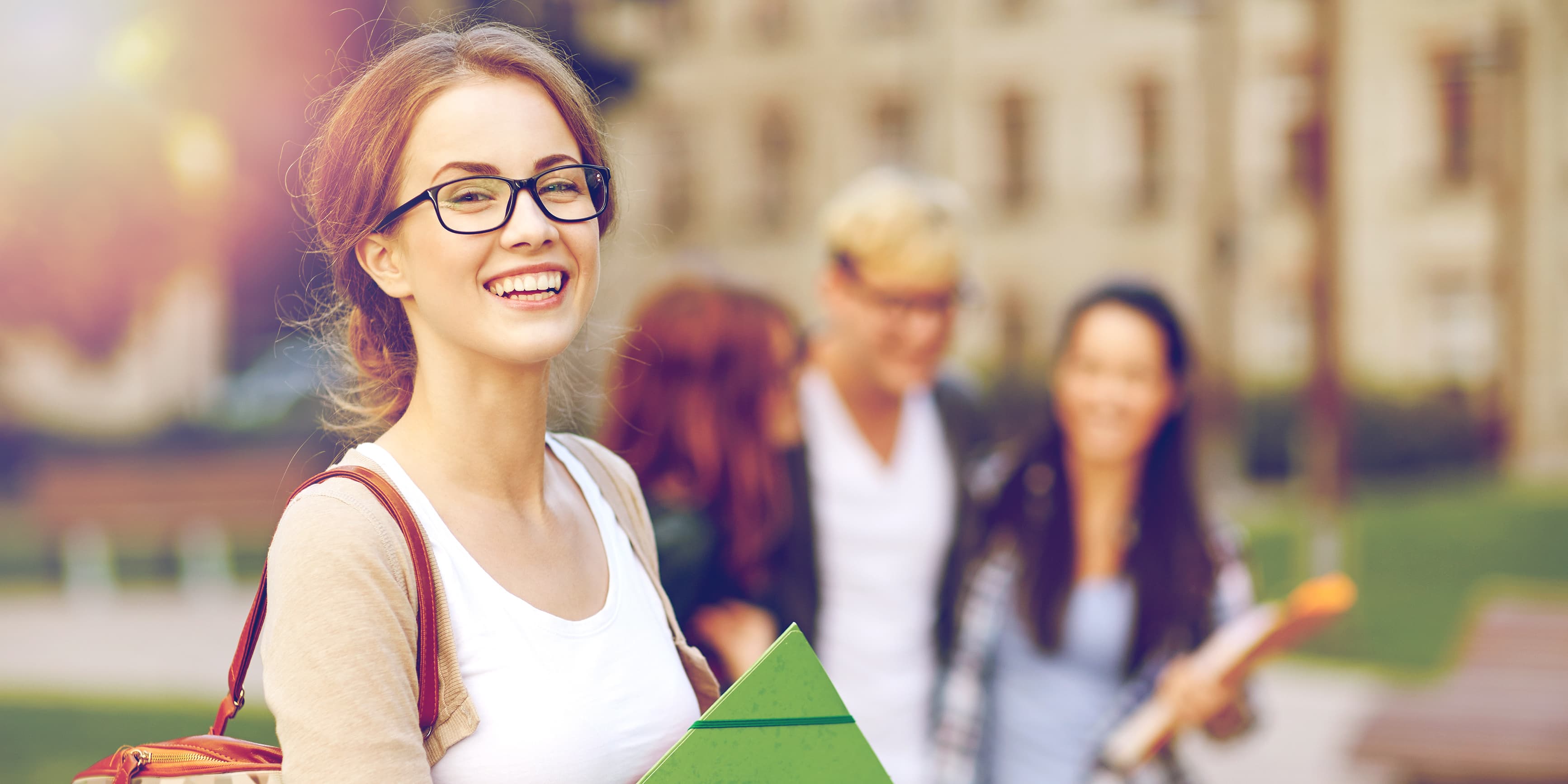Diapositiva mostrando personas disfrutando su vida al ver bien con lentes